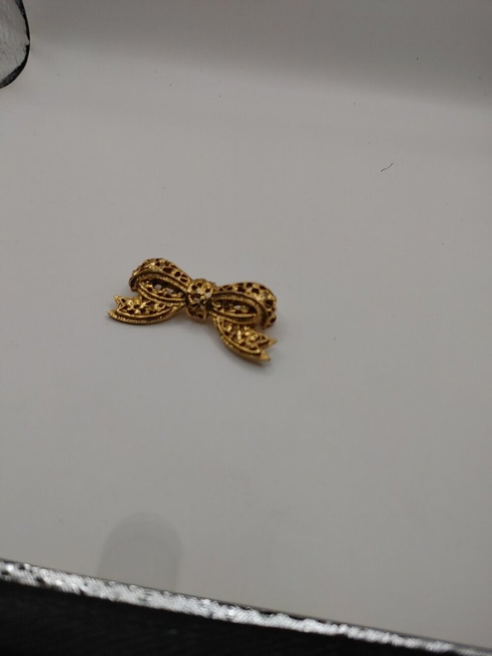 BROOCH/PIN  Gold Tone Lacy Bow Ribbon